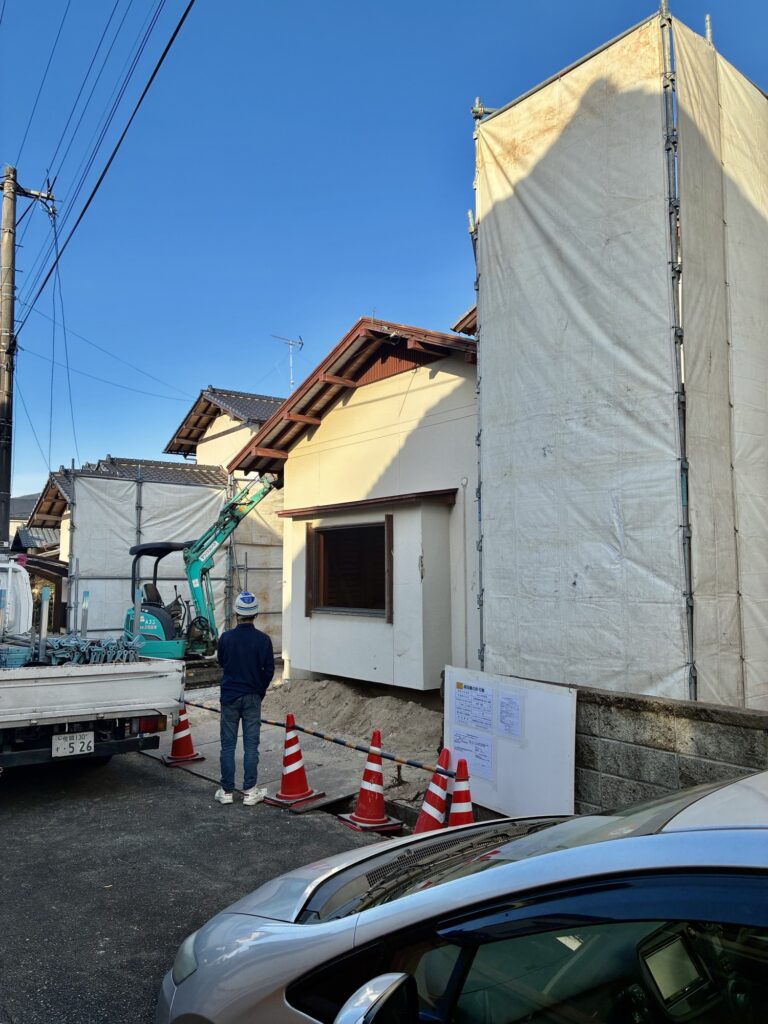 福岡県太宰府市都府楼南で行っている木造住宅の解体工事現場の様子。重機を使い養生シートを設置した住宅解体作業。
エコゼット株式会社