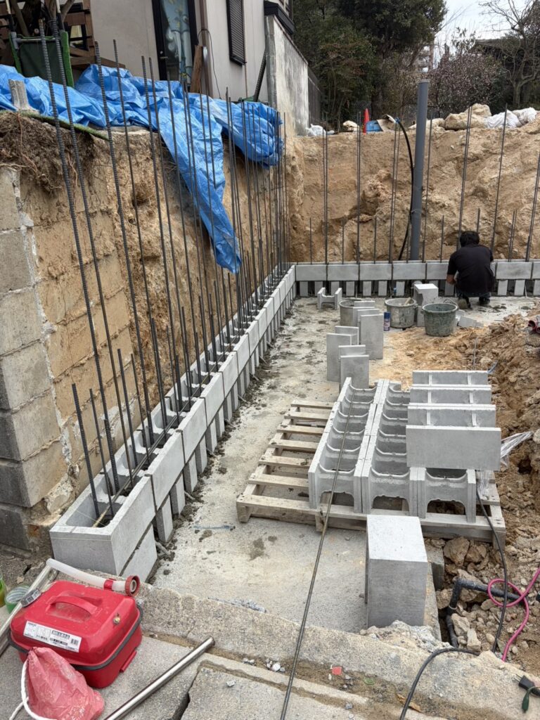 ブロック積み作業中。造成計画に沿って一段ずつ丁寧に仕上げます。