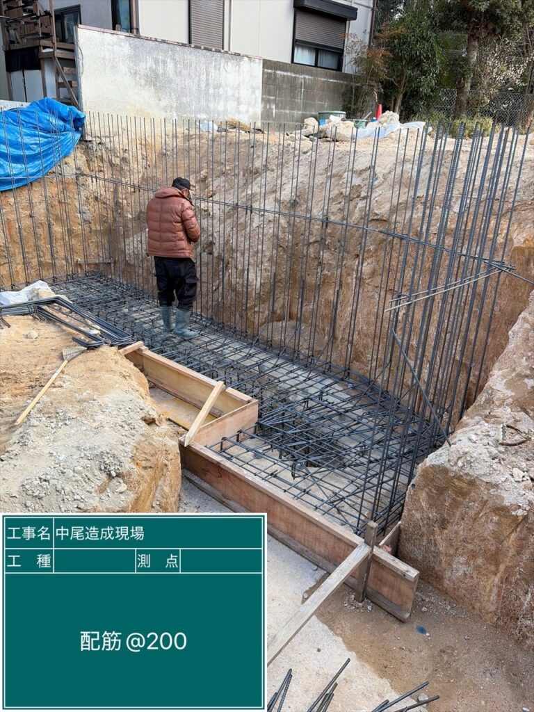配筋ピッチ＠200で施工。見えなくなる部分こそ正確さが重要です。