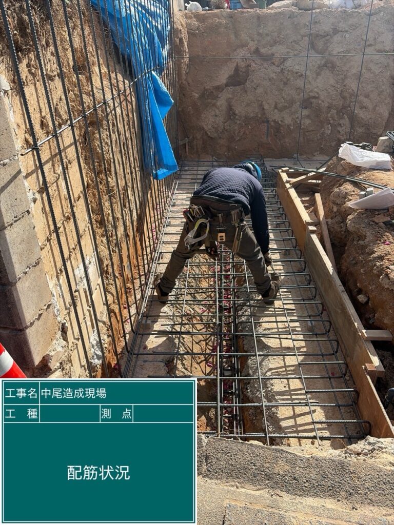 基礎配筋状況。図面通りの配置とピッチを確認しながら作業を行います。