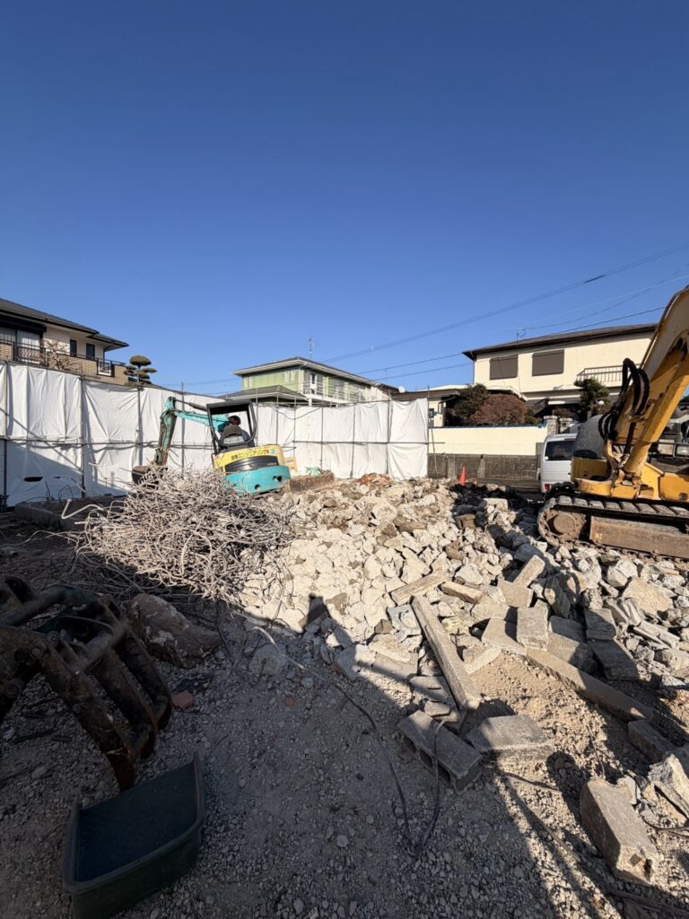 重機によるコンクリート基礎撤去