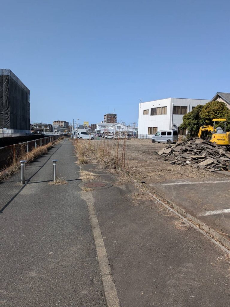 福岡市博多区板付5丁目にてアスファルト剥ぎ工事を実施。重機を使用し舗装を丁寧に撤去しています。