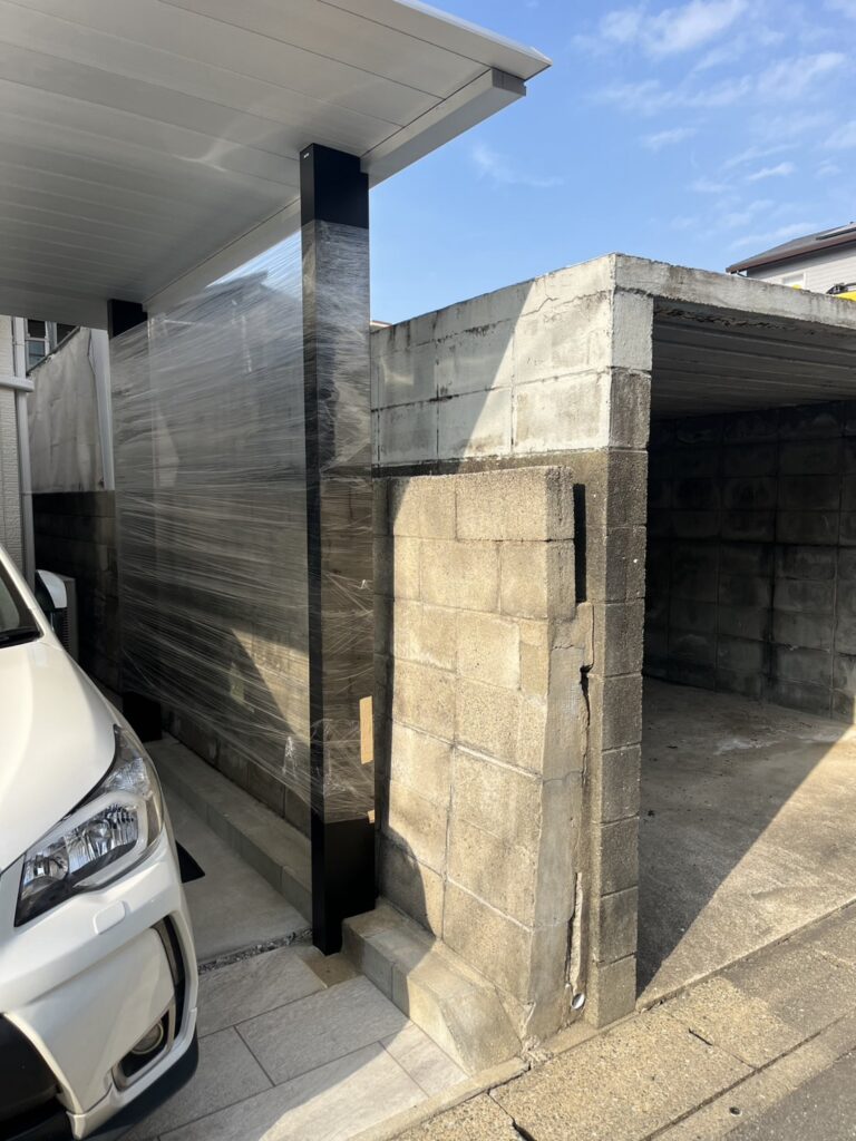 ・福岡市東区名島5丁目の解体工事中の様子（重機によるブロック塀撤去作業）