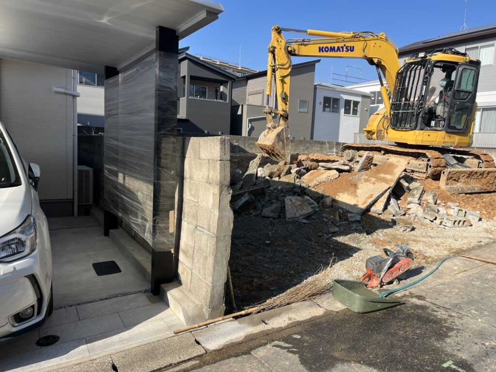 ・福岡市東区名島5丁目の解体工事中の様子（重機によるブロック塀撤去作業）