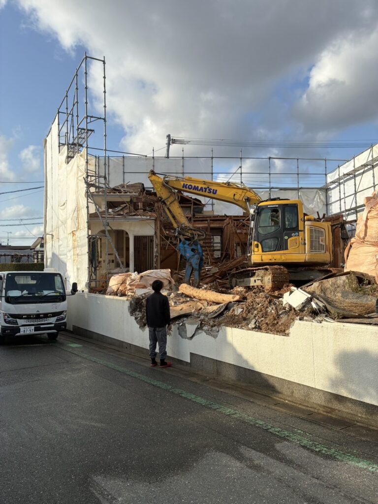 福岡市東区舞松原で木造住宅の解体工事を行うエコゼットの重機作業風景