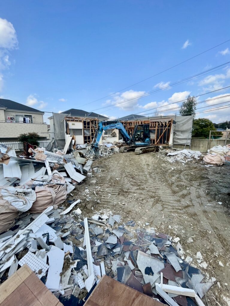 福岡市城南区南片江で進行中の木造住宅解体工事の現場写真