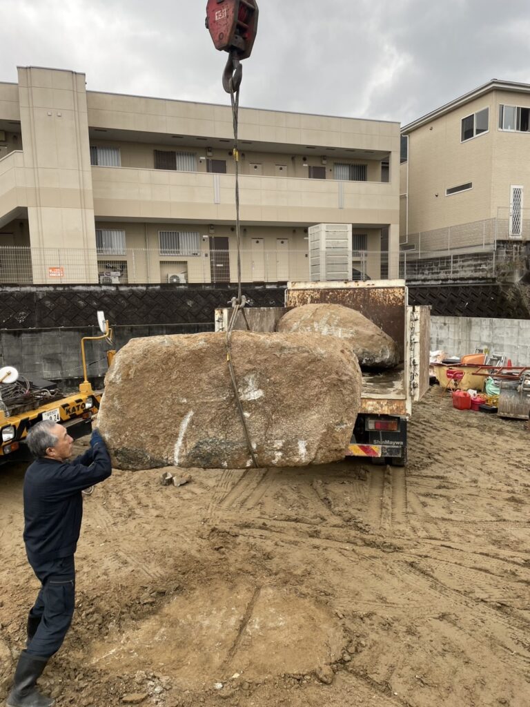 福岡市城南区南片江で巨大な庭石の撤去作業を行いました。エコゼット株式会社では解体工事だけでなく庭石撤去や巨石撤去など土地活用のための工事にも対応しています。