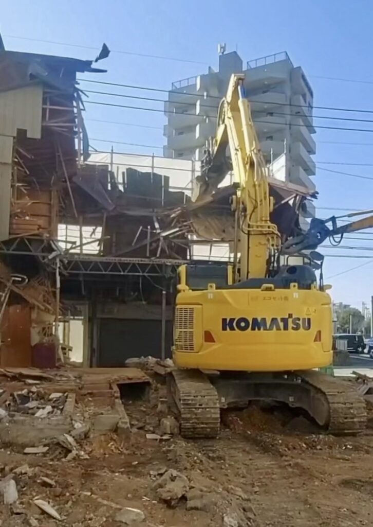 福岡市東区香椎駅前での解体工事中の様子 重機作業