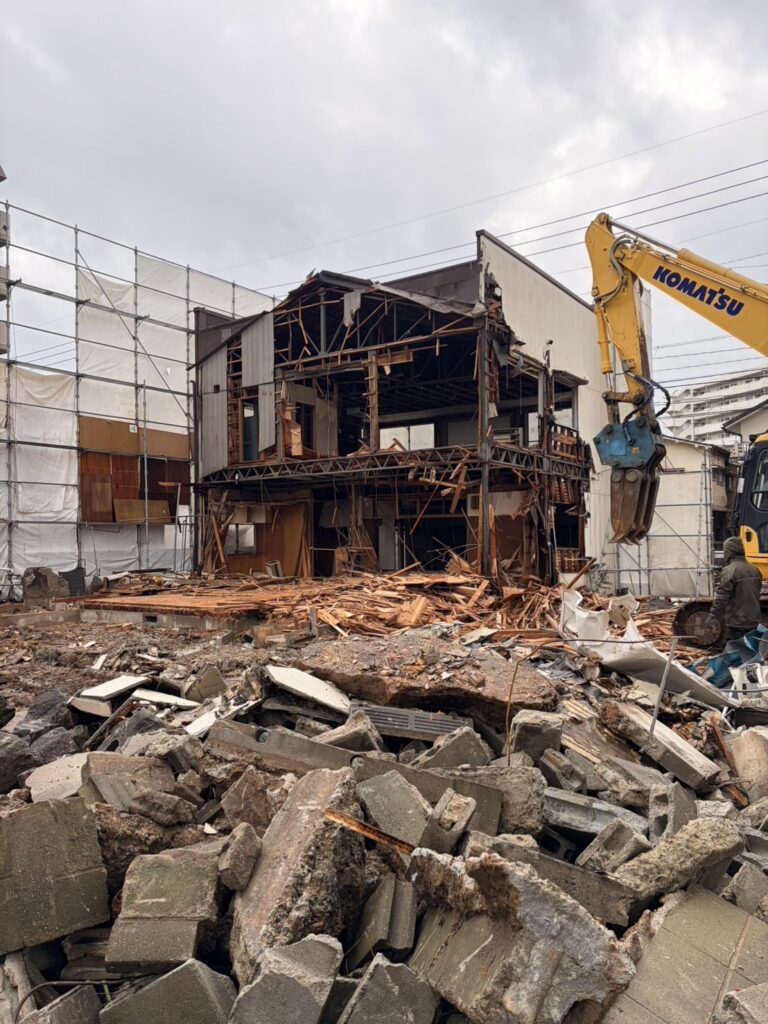 まずは屋根部分から人の手で丁寧に解体を開始。
瓦や木材を分別しながら作業することで、安全性とリサイクル率を高めています。