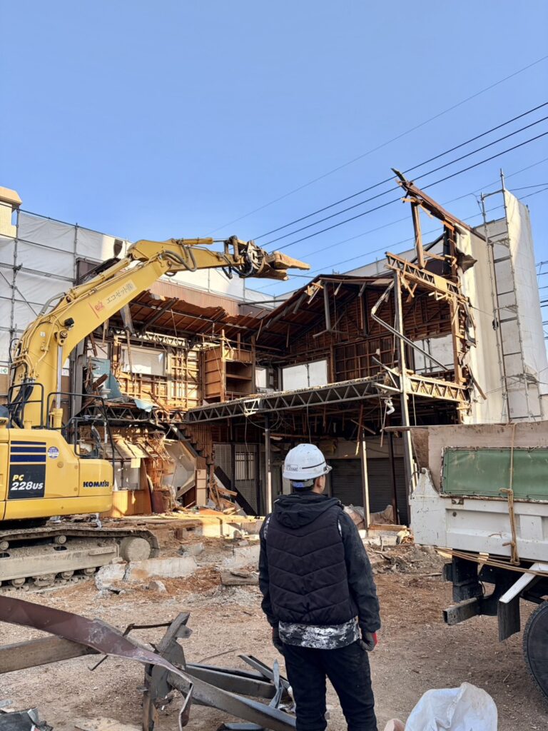 手作業完了後は、重機を使用して建物本体の解体へ。
周囲への影響を最小限に抑えながら、スピーディーに作業を進めました。
