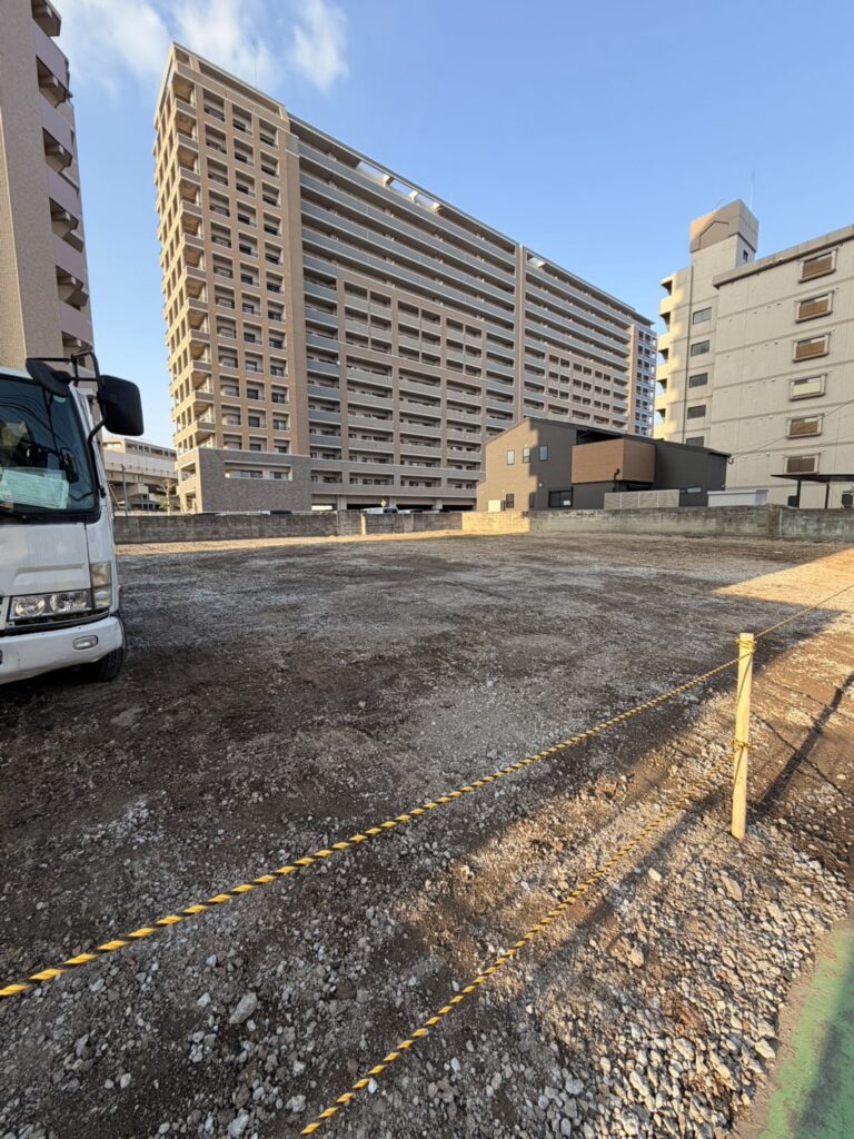 建物があった状態から完全な更地になるまで、短期間で施工完了。
安全管理と近隣配慮を徹底しながら、スムーズに工事を終えることができました。
