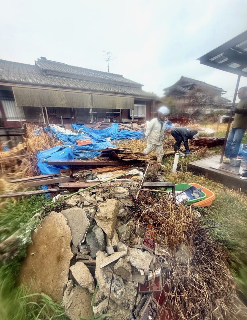 
福津市宮司浜の庭に溜まった瓦・木材・コンクリートガラ・雑草など大量のゴミを片付ける前の状態
