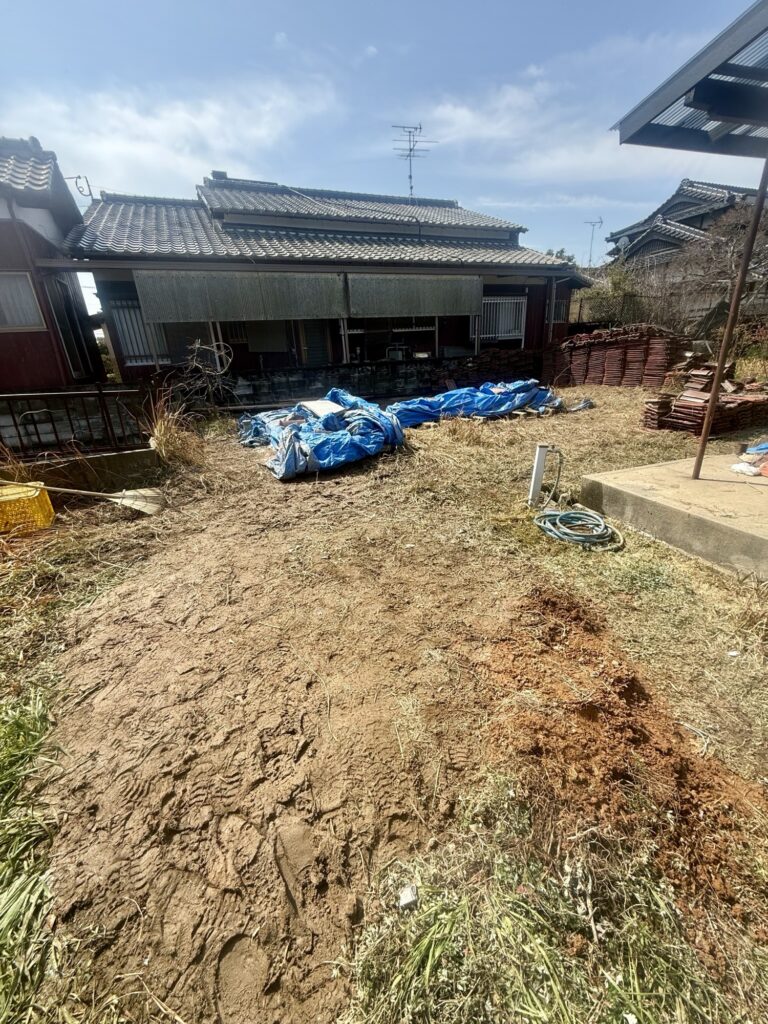 福津市宮司浜で庭のゴミ片付け後、廃材や雑草が撤去されスッキリ整地された庭の様子