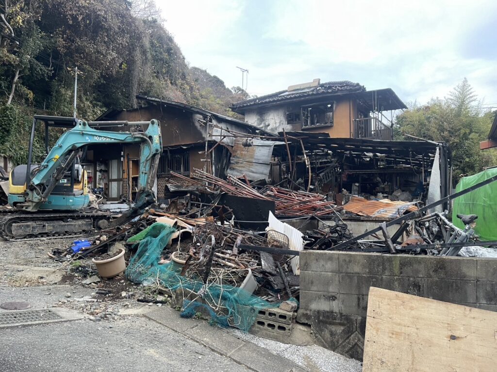 福岡県内の火災後の複雑な現場でも、近隣への配慮を欠かさず迅速に解体・撤去を行います。