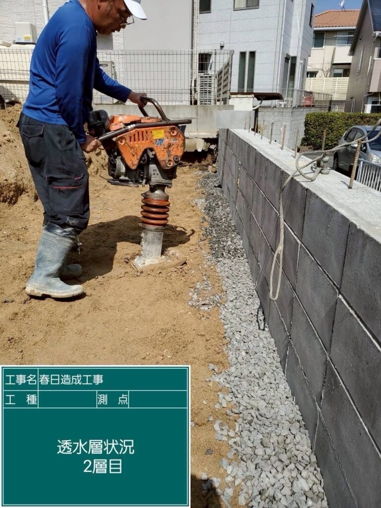 春日市小倉 擁壁工事 既存ブロック撤去の様子
・CP型枠擁壁 配筋施工状況
・透水層施工 砕石敷設作業
・擁壁工事完成 福岡造成工事