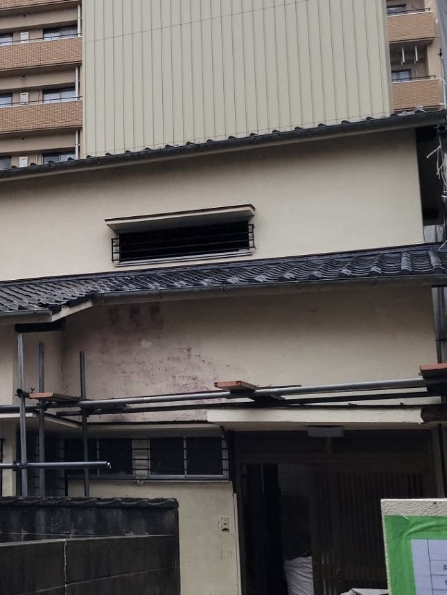 福岡市中央区荒戸で行った住宅解体工事の施工風景と整地完了後の様子
