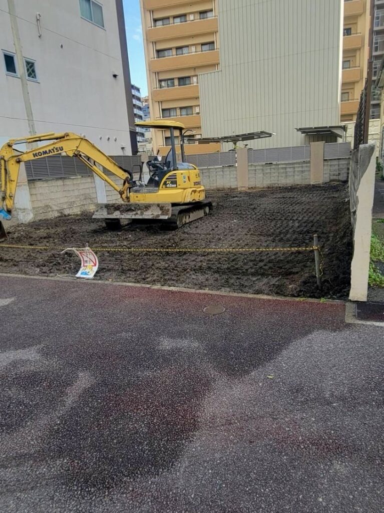 福岡市中央区荒戸で行った住宅解体工事の施工風景と整地完了後の様子