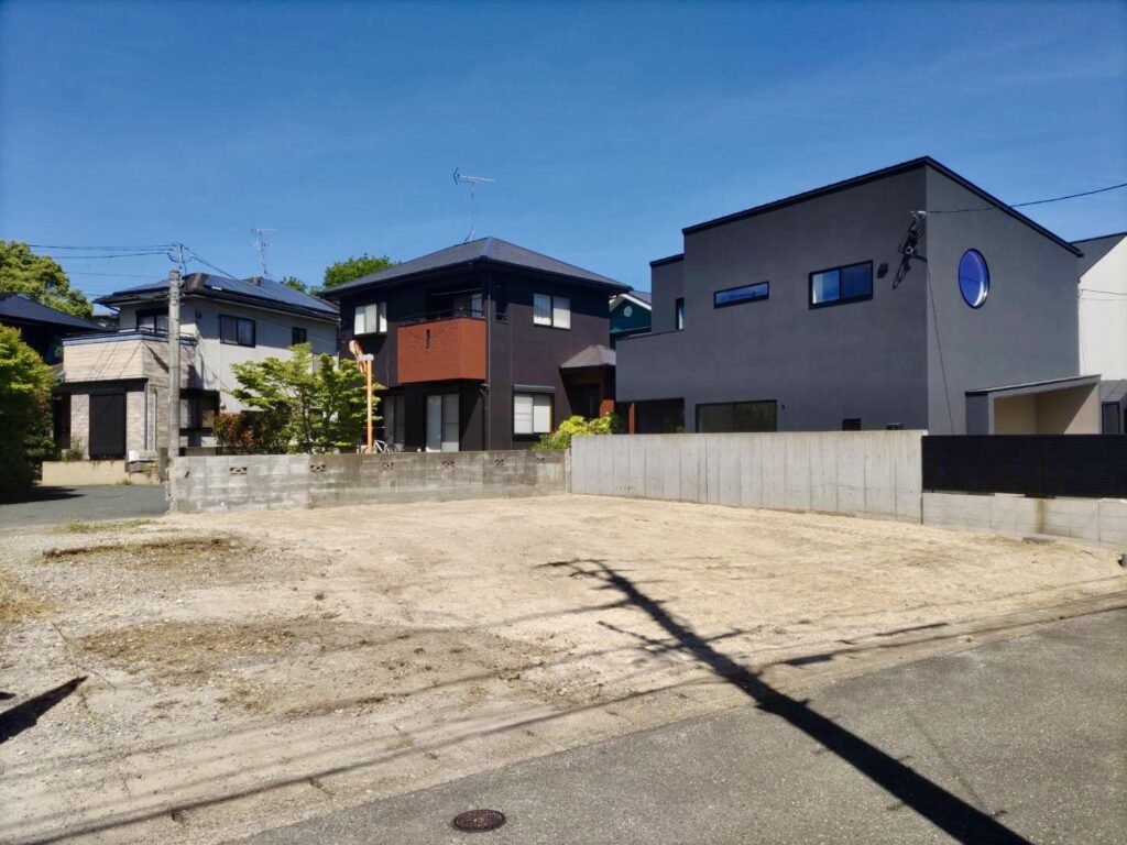 福岡市早良区野芥5丁目の解体工事完了後の更地と整地の様子