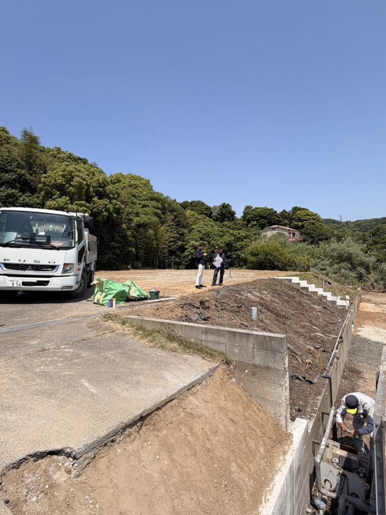 糸島市志摩芥屋で整地作業を行う解体工事現場