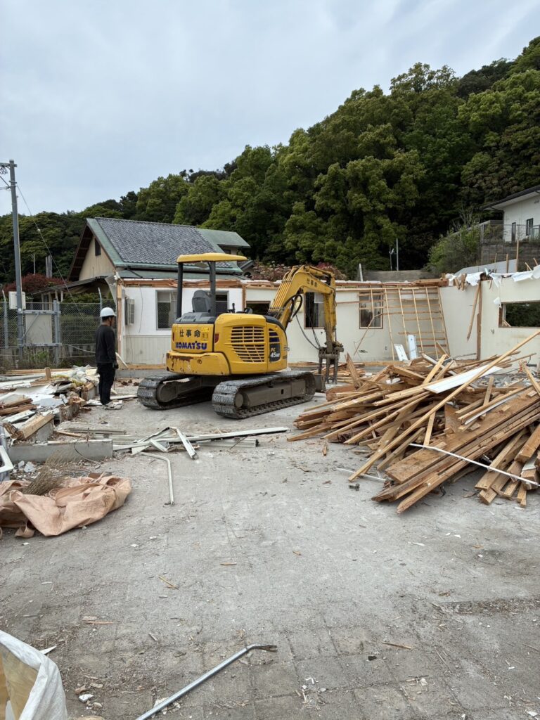 糸島市志摩芥屋で重機を使用して行う建物解体工事