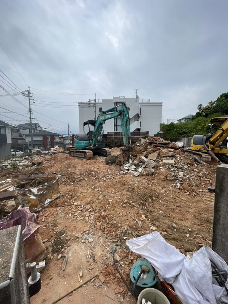 ②木造住宅解体工事中の様子（福岡市東区香住丘6丁目）