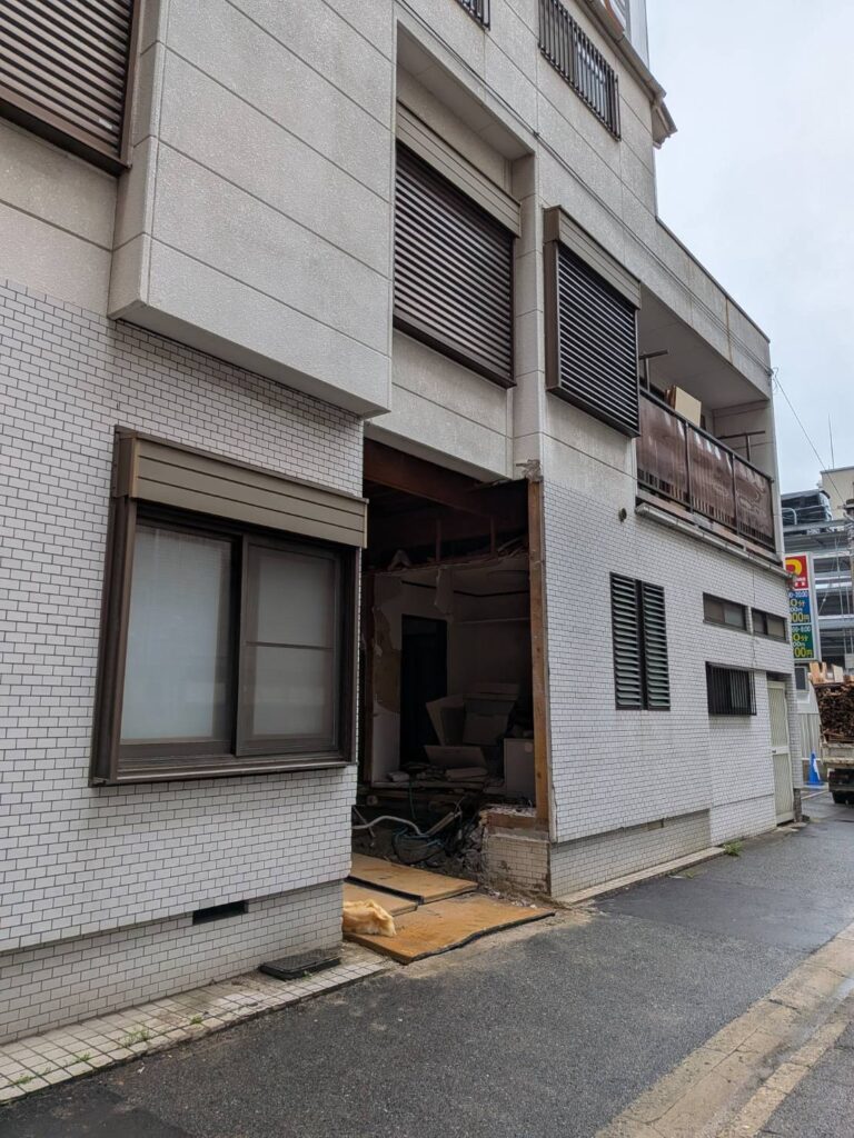 ① 解体前外観写真
福岡市中央区高砂1丁目にて解体工事を実施した建物の外観。タイル張りの建物で、市街地に位置する解体前の様子。