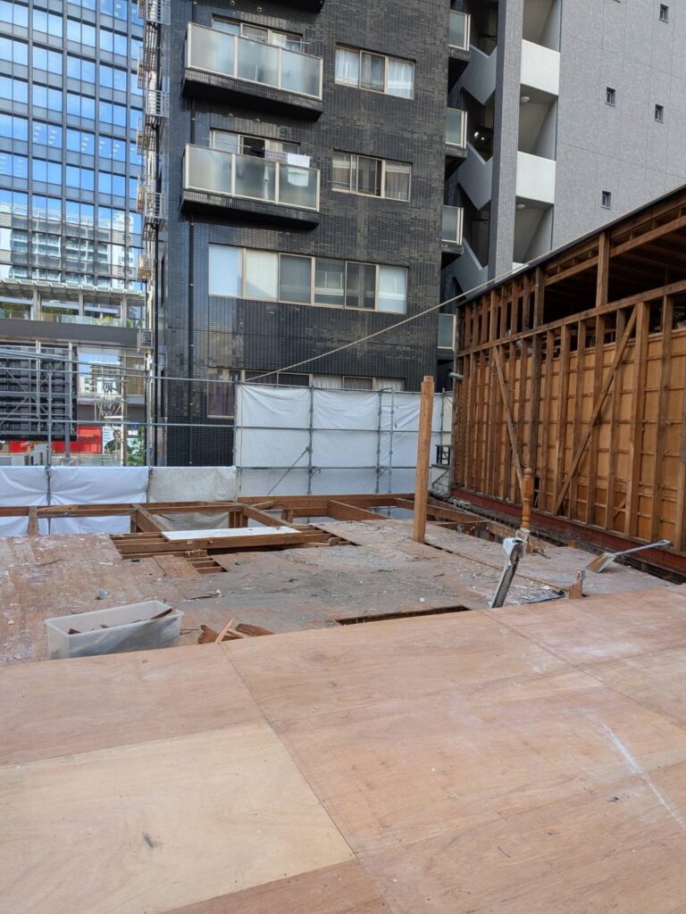 ② 内部解体写真
福岡市中央区高砂1丁目の解体工事現場。建物内部の解体が進み、床組みや木造躯体が確認できる状況。