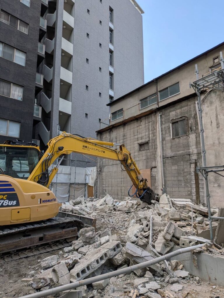 ④ 重機解体写真
福岡市中央区高砂1丁目の解体現場。重機を使用してコンクリートブロック部分を安全に撤去している様子。