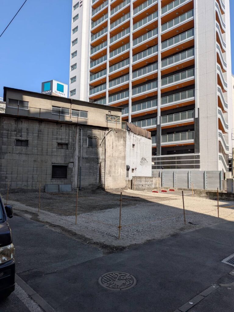 ⑤ 解体完了写真
福岡市中央区高砂1丁目にて解体工事が完了。建物撤去後に整地を行い、更地となった土地の様子。