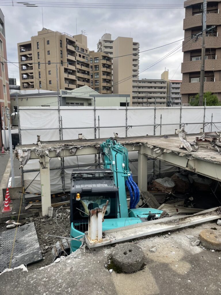福岡市博多区元町 鉄骨造建物の上部解体作業状況