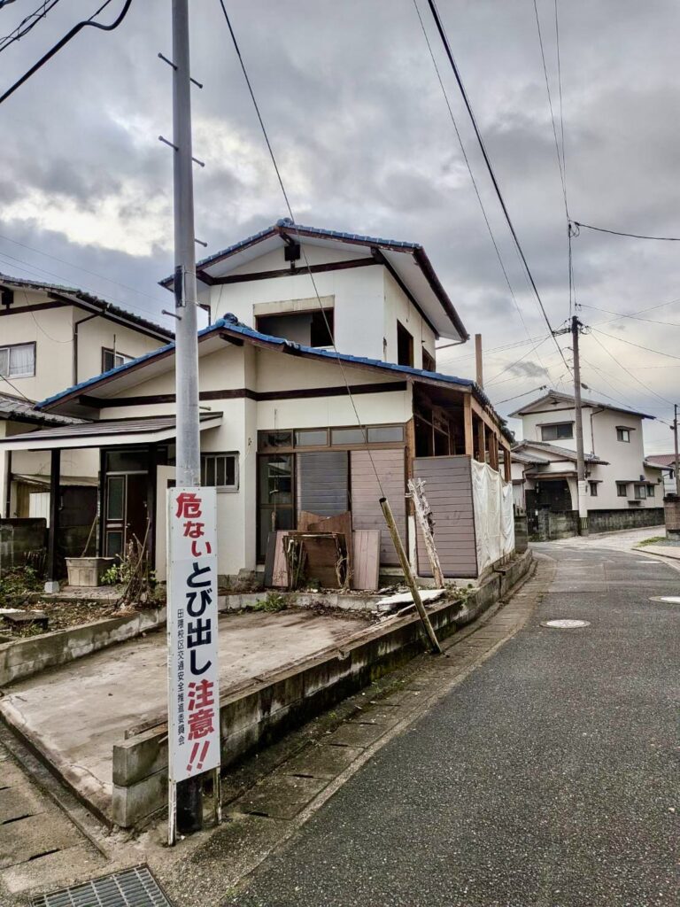福岡市早良区田隈1丁目の木造住宅解体工事の施工前外観。解体前の住宅全景。