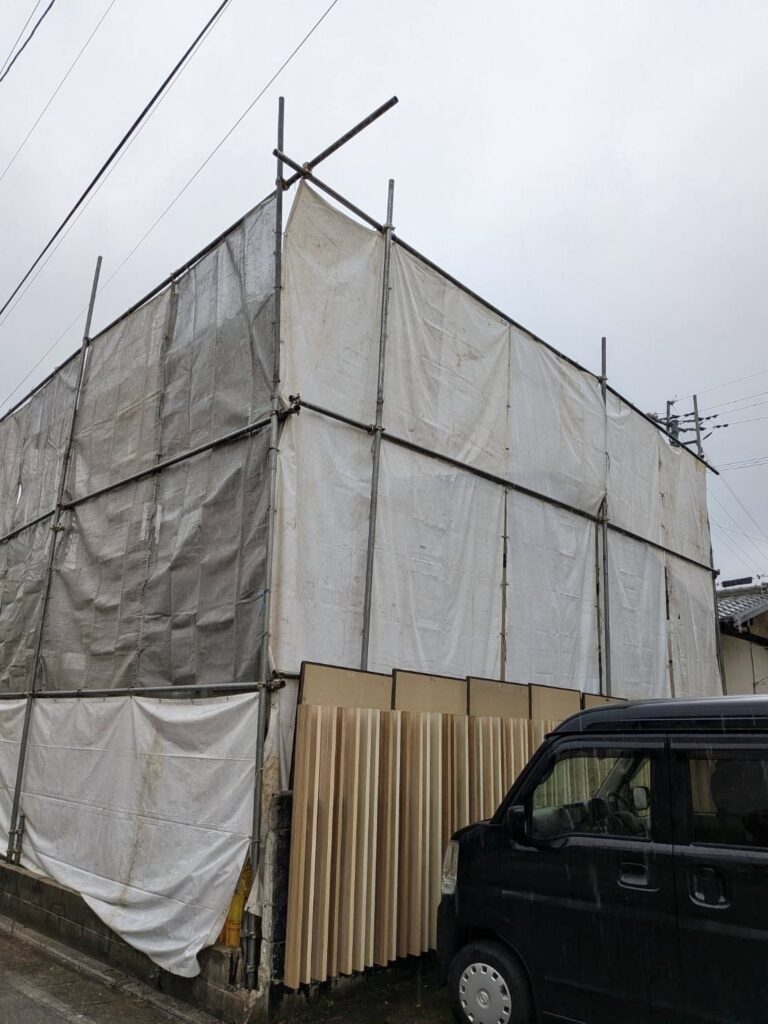 福岡市早良区田隈1丁目の木造住宅解体工事で設置した養生足場と防音・防塵シート。