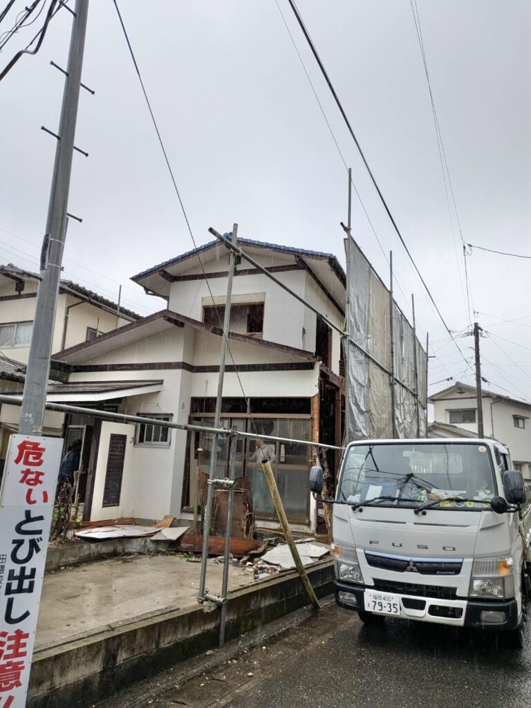 福岡市早良区田隈1丁目の木造住宅解体工事。建物を安全に解体している施工途中の様子。