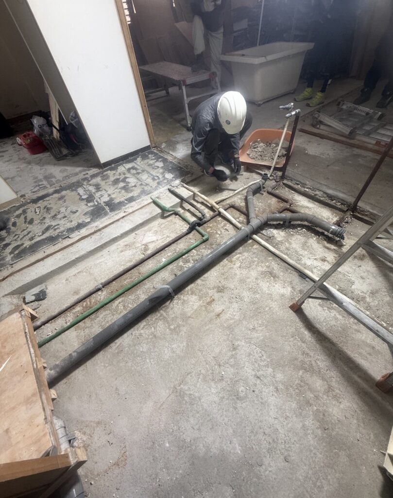 マンション内装をスケルトン状態まで解体した様子。壁・天井・設備を撤去し、木材を整理している現場。