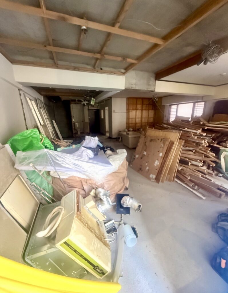 マンション解体工事で配管を撤去・処理している様子。リフォームに向けて設備配管を丁寧に施工している現場。