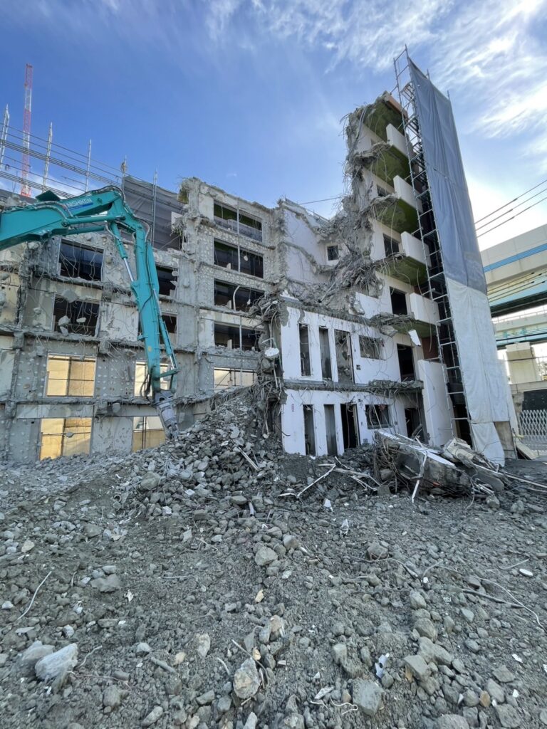 福岡市東区香椎駅前で大型重機を使用して進める建物解体工事｜エコゼット株式会社