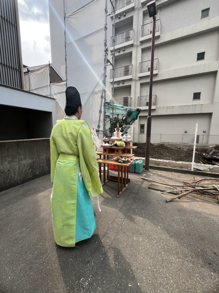     福岡市博多区博多駅南の解体工事現場で行われた井戸のお祓い