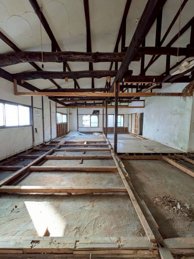     福岡市博多区博多駅南にある木造建物の内装解体工事
