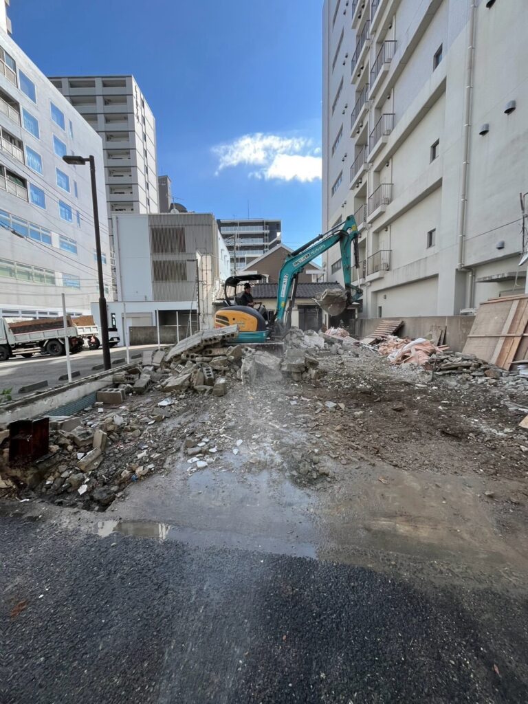     福岡市博多区博多駅南で重機を使用して進める建物解体工事