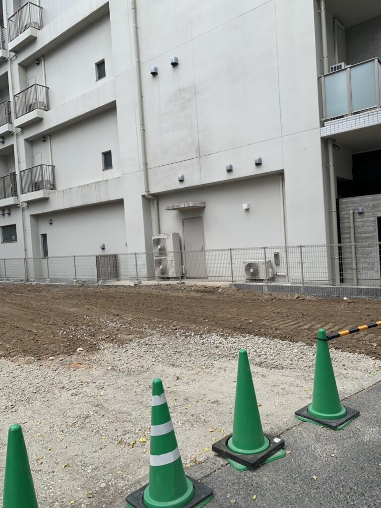     福岡市博多区博多駅南で重機による建物基礎の撤去作業