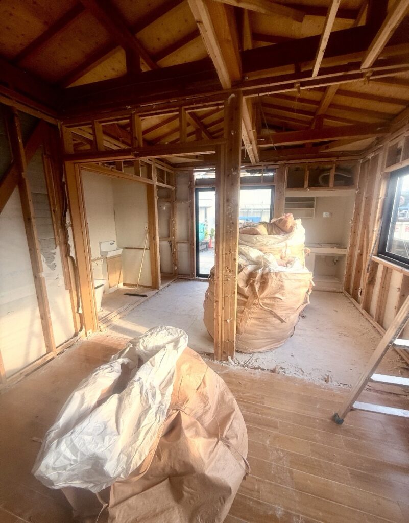     内装材を分別しながら進める住宅解体工事の様子