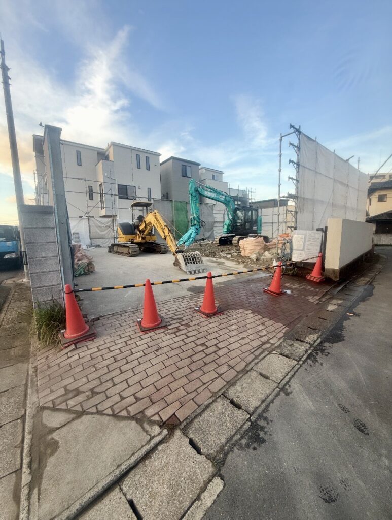 ：福岡市早良区原4丁目の解体工事現場で作業する重機