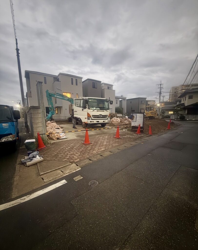 ：福岡市早良区原4丁目の解体工事現場と搬出用トラック