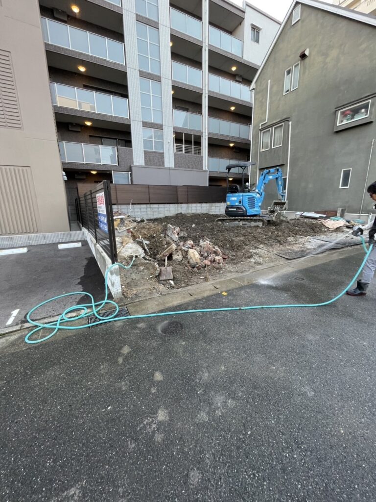     福岡市中央区荒戸1丁目の解体現場で重機作業と散水を行う様子