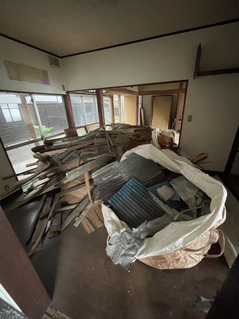     ：福岡市中央区荒戸1丁目の解体工事で養生シートを設置した建物