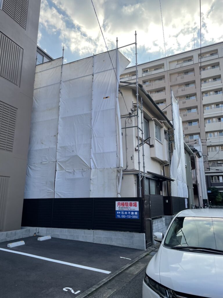     福岡市中央区荒戸1丁目の建物内部の解体作業中の様子