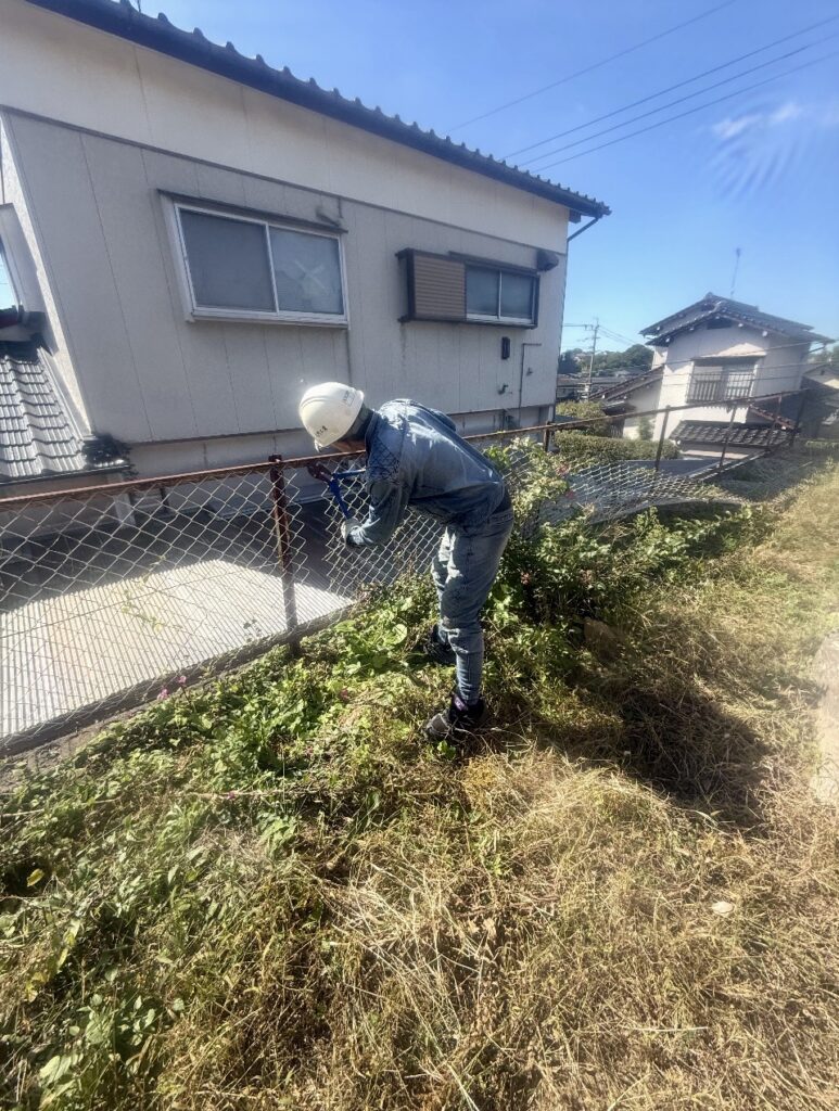 宗像市自由ヶ丘3丁目で金網フェンスを撤去するエコゼット株式会社の作業員